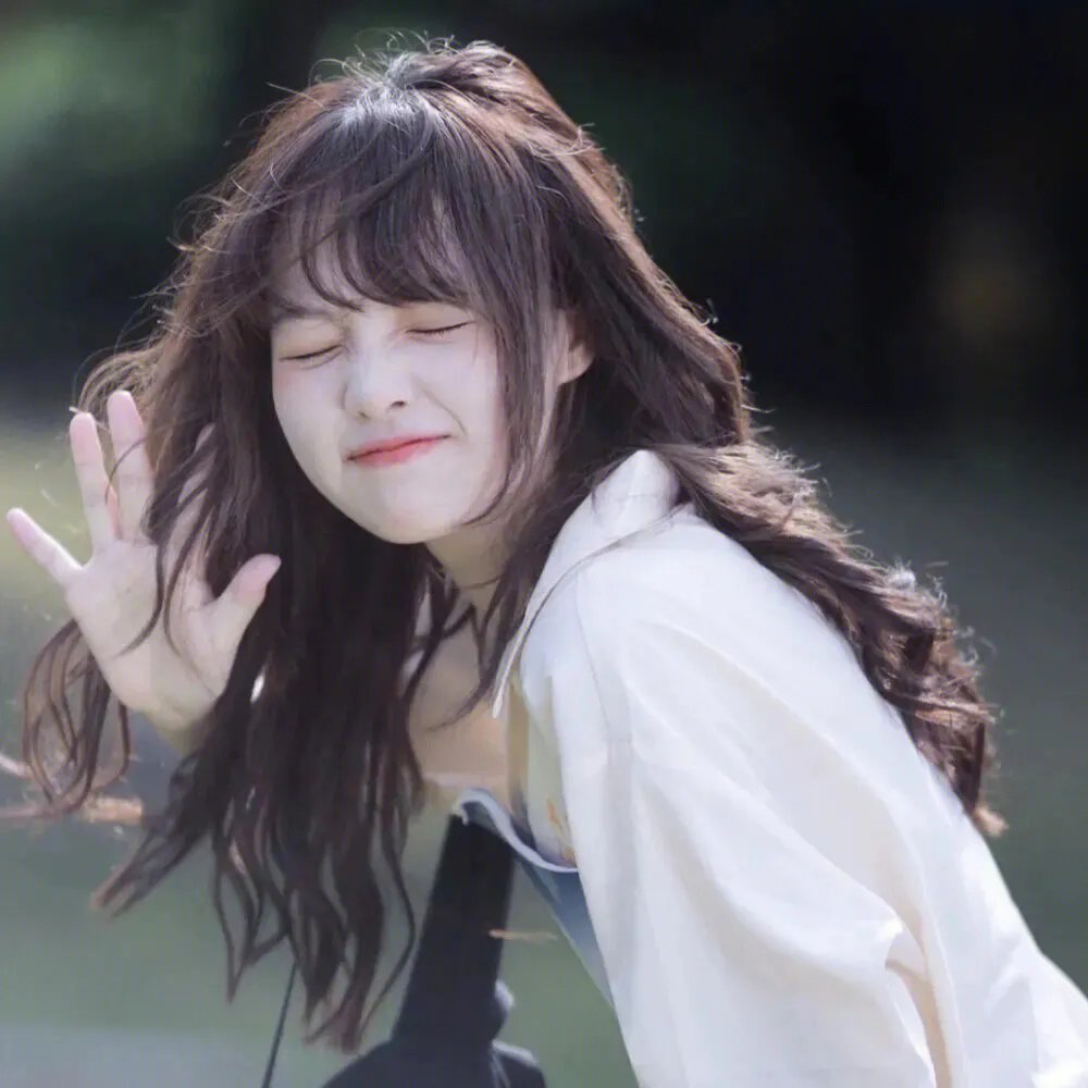 戴流苏耳环的少女